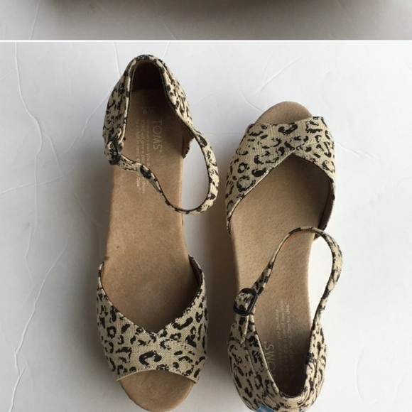 Toms Animal Leopard Print Cork Wedge Heel Sandal Women's 6 W Peep Toe Tan EUC - Picture 1 of 11